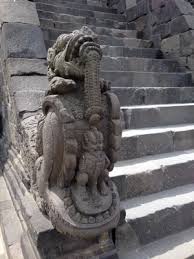 Makara a Borobudur szentélynél