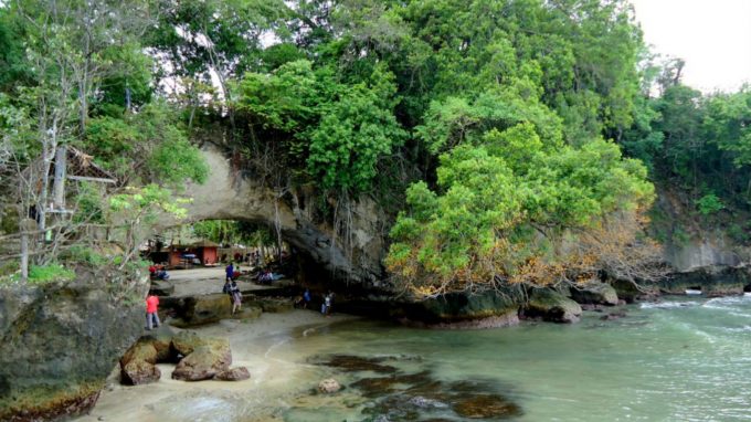 Karang Bolong - Lyukas szikla
